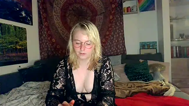 Snapshot of Cariniii chatting on July 15, 2026, 7:19 pm Cariniii online show from July 15, 2026, 7:19 pm