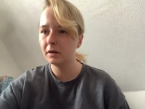 Snapshot of Cariniii chatting on July 17, 2026, 12:34 pm Cariniii online show from July 17, 2026, 12:34 pm