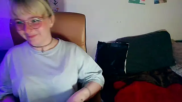 Snapshot of Cariniii chatting on July 22, 2026, 6:11 pm Cariniii online show from July 22, 2026, 6:11 pm