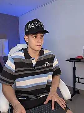 Snapshot of MaxCruz_ chatting on July 8, 2026, 7:18 pm MaxCruz online show from July 8, 2026, 7:18 pm
