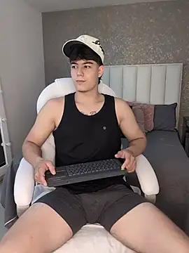 Snapshot of MaxCruz_ chatting on July 15, 2026, 7:08 pm MaxCruz online show from July 15, 2026, 7:08 pm