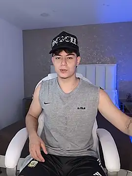Snapshot of MaxCruz_ chatting on July 22, 2026, 6:22 pm MaxCruz online show from July 22, 2026, 6:22 pm