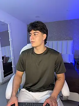 Snapshot of MaxCruz_ chatting on July 27, 2026, 8:38 pm MaxCruz online show from July 27, 2026, 8:38 pm