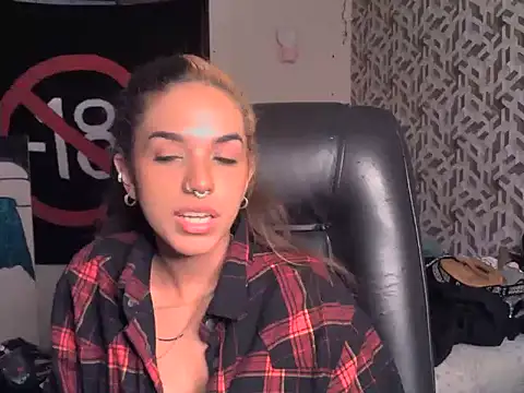 JadeSolari online show from July 7, 2026, 2:14 am