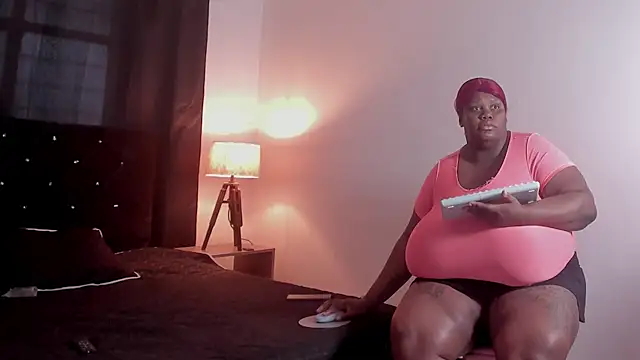 Snapshot of EvelynBlak1 chatting on July 23, 2026, 12:14 pm EvelynBlak1 online show from July 23, 2026, 12:14 pm