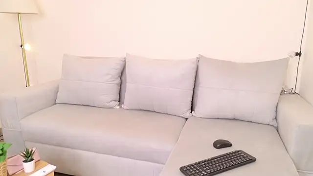 Rileywomms online show from July 27, 2026, 7:43 pm