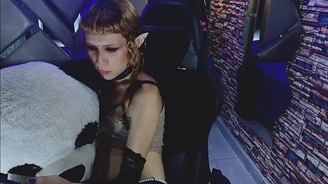 vivienne hadi online show from July 28, 2026, 8:52 pm