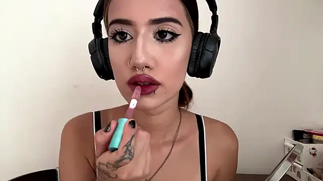 Snapshot of JuliaPierce chatting on July 9, 2026, 12:20 pm JuliaPierce online show from July 9, 2026, 12:20 pm