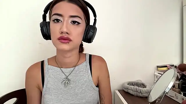 Snapshot of JuliaPierce chatting on July 10, 2026, 12:30 pm JuliaPierce online show from July 10, 2026, 12:30 pm
