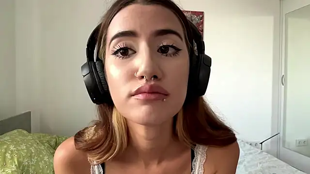 Snapshot of JuliaPierce chatting on July 14, 2026, 2:01 pm JuliaPierce online show from July 14, 2026, 2:01 pm