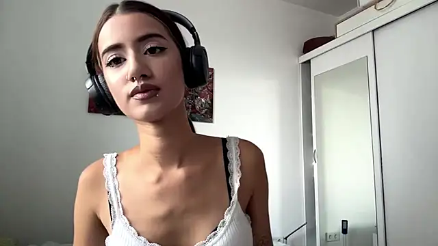 Snapshot of JuliaPierce chatting on July 15, 2026, 12:43 pm JuliaPierce online show from July 15, 2026, 12:43 pm