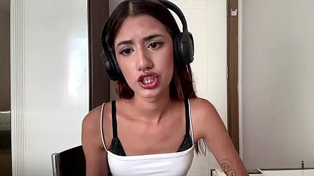 Snapshot of JuliaPierce chatting on July 20, 2026, 1:35 pm JuliaPierce online show from July 20, 2026, 1:35 pm