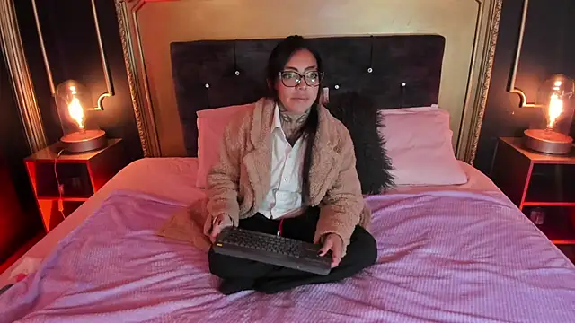 Gahia Thompson online show from July 20, 2026, 11:45 am
