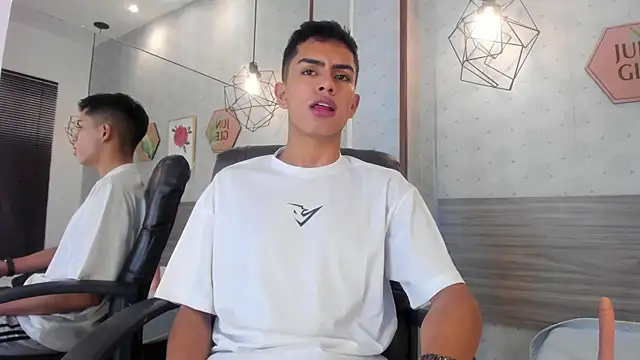 Alejo Jones  online show from July 17, 2026, 12:01 pm
