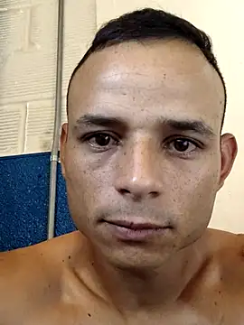 Snapshot of davidflz95 chatting on July 13, 2026, 6:33 pm davidflz95 online show from July 13, 2026, 6:33 pm