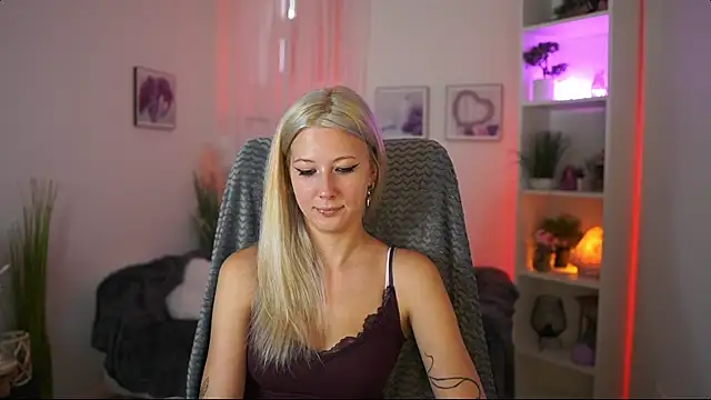 Snapshot of EmilySwann_ chatting on July 14, 2026, 1:17 pm EmilySwann online show from July 14, 2026, 1:17 pm