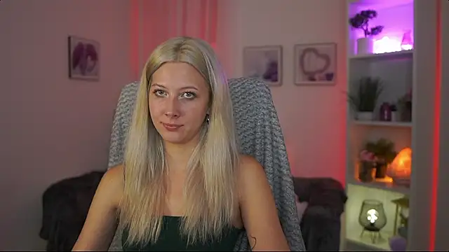 Snapshot of EmilySwann_ chatting on July 15, 2026, 6:35 pm EmilySwann online show from July 15, 2026, 6:35 pm