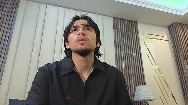 Snapshot of LatinShortt chatting on July 23, 2026, 12:25 pm LatinShortt online show from July 23, 2026, 12:25 pm