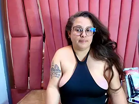 Snapshot of SaraThonson_ chatting on July 18, 2026, 3:44 am SaraThonson online show from July 18, 2026, 3:44 am