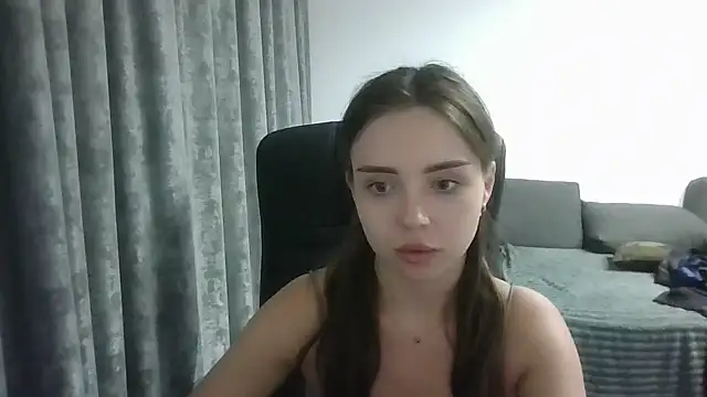 Snapshot of EmilliaMils chatting on July 21, 2026, 8:33 pm EmilliaMils online show from July 21, 2026, 8:33 pm