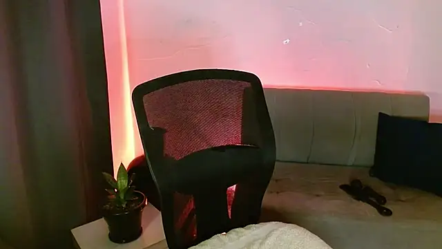 lispetite online show from February 24, 2026, 6:00 am