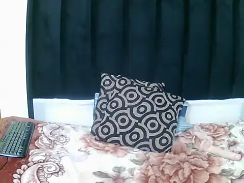 Snapshot of Flossy27 chatting on July 14, 2026, 2:05 am Flossy27 online show from July 14, 2026, 2:05 am