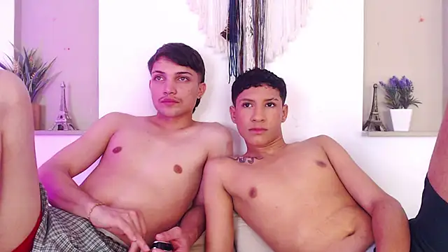 Snapshot of twin_heat chatting on July 27, 2026, 9:44 pm twin heat online show from July 27, 2026, 9:44 pm