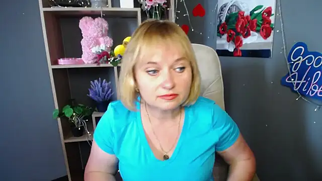 KiraSmiling online show from July 22, 2026, 6:27 am