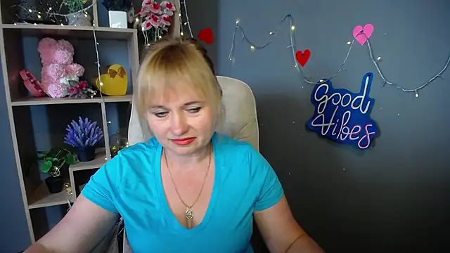 KiraSmiling online show from July 26, 2026, 6:21 am