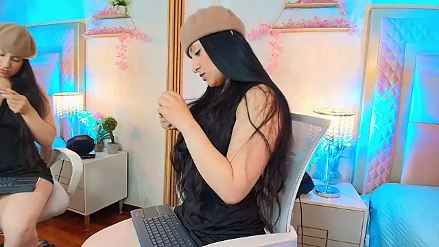 Snapshot of ElyThompson_ chatting on July 29, 2026, 12:25 pm ElyThompson online show from July 29, 2026, 12:25 pm