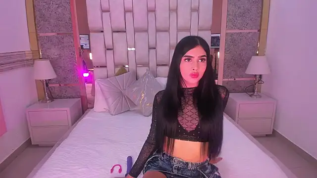 NahomiDeluxe online show from July 21, 2026, 1:35 pm