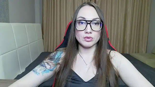 Snapshot of CarolineGlow_ chatting on July 21, 2026, 5:15 pm CarolineGlow online show from July 21, 2026, 5:15 pm