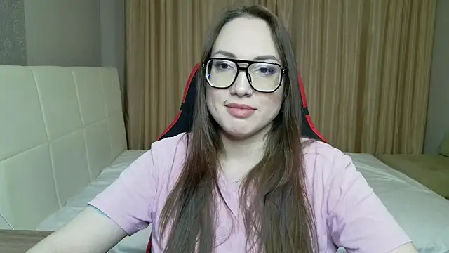 Snapshot of CarolineGlow_ chatting on July 22, 2026, 6:00 pm CarolineGlow online show from July 22, 2026, 6:00 pm