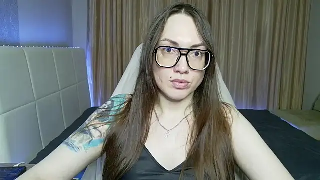 Snapshot of CarolineGlow_ chatting on July 27, 2026, 5:42 pm CarolineGlow online show from July 27, 2026, 5:42 pm