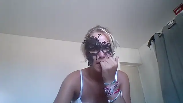 Snapshot of JeuneCharme1 chatting on July 17, 2026, 1:29 pm JeuneCharme1 online show from July 17, 2026, 1:29 pm