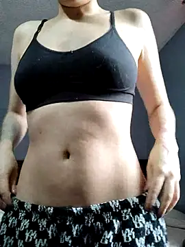 Snapshot of laura_mon chatting on August 5, 2026, 8:33 pm laura mon online show from August 5, 2026, 8:33 pm