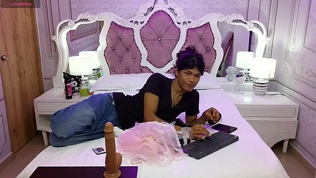 littlesweet18   online show from July 19, 2026, 3:21 am