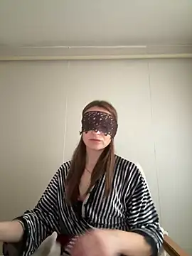 Lona-lov online show from July 22, 2026, 4:32 pm