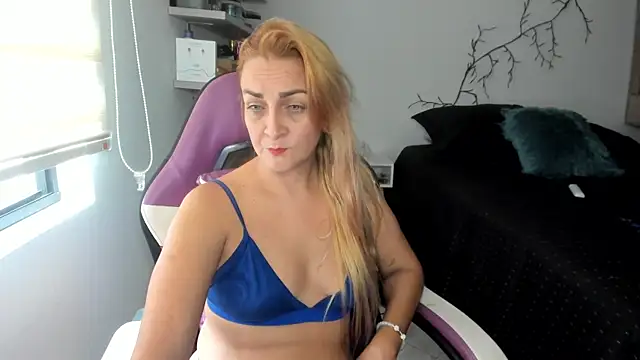 Snapshot of adri_smoke chatting on July 19, 2026, 4:11 pm adri smoke online show from July 19, 2026, 4:11 pm