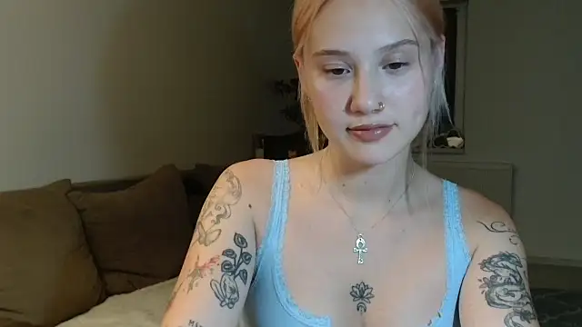 Snapshot of lynaDivine chatting on July 27, 2026, 11:01 pm lynaDivine online show from July 27, 2026, 11:01 pm