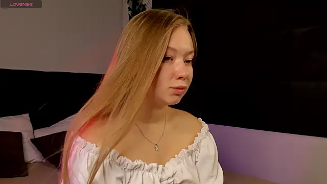 Snapshot of Coraline_Clark chatting on July 28, 2026, 1:23 am Coraline Clark online show from July 28, 2026, 1:23 am