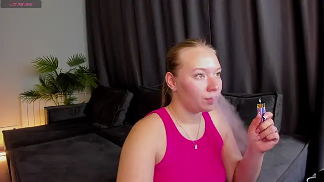 Snapshot of Coraline_Clark chatting on July 29, 2026, 1:15 am Coraline Clark online show from July 29, 2026, 1:15 am