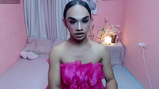 VivienneLuxe online show from July 27, 2026, 4:19 am