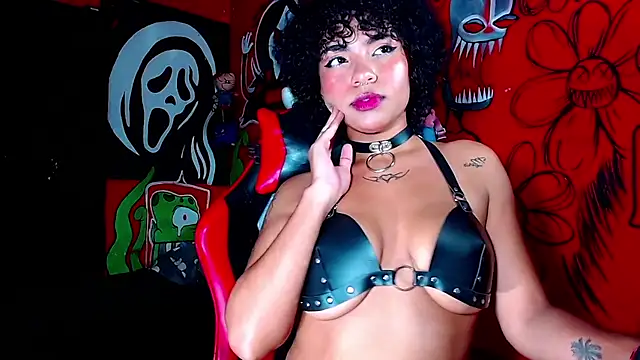 Trixiehotx online show from July 28, 2026, 4:39 pm