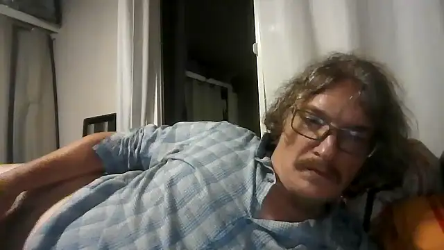 Snapshot of riffraff69 chatting on August 6, 2026, 8:05 am riffraff69 online show from August 6, 2026, 8:05 am