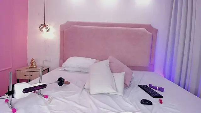 AmandaLourens online show from July 28, 2026, 4:39 pm