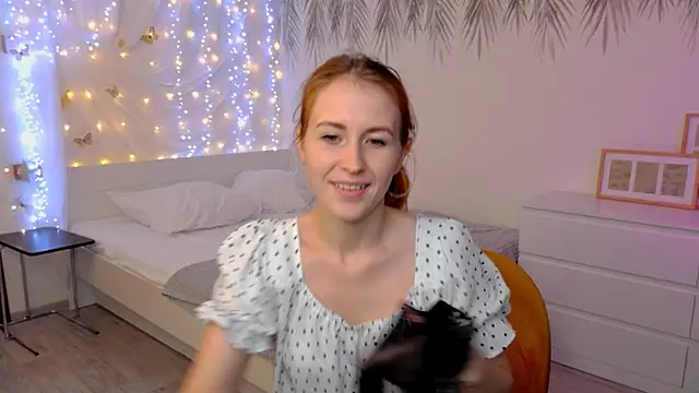 Snapshot of LeonaFoxx chatting on July 25, 2026, 7:17 am LeonaFoxx online show from July 25, 2026, 7:17 am