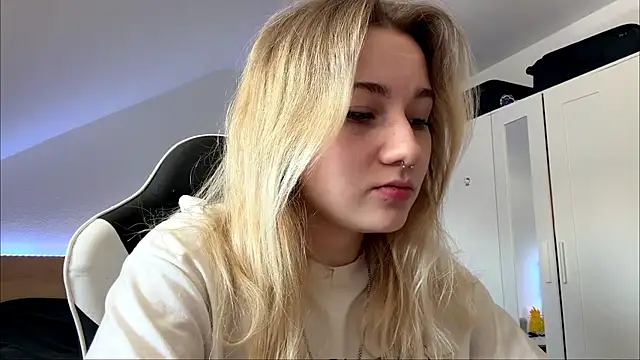 tutsiecutie online show from July 28, 2026, 11:28 am