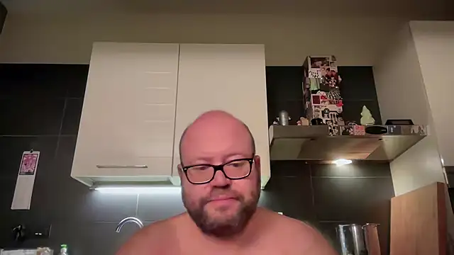 Snapshot of theitalianbear chatting on April 16, 2026, 10:12 pm theitalianbear online show from April 16, 2026, 10:12 pm