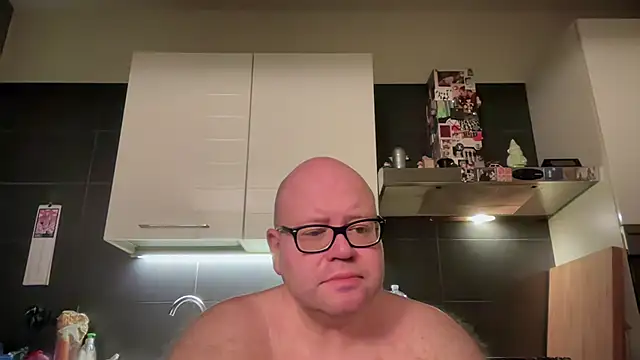 Snapshot of theitalianbear chatting on April 24, 2026, 6:43 pm theitalianbear online show from April 24, 2026, 6:43 pm